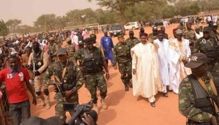 Image de Politique. Le coup d'État au Niger a mis en lumière le rôle énigmatique du général Omar Tchiani, le chef de la garde présidentielle. Peu d'informations sont disponibles sur cet homme de confiance de l'ancien président Mahamadou Issoufou, qui dirige ce corps d'élite de l'armée nigérienne depuis 2015. Les raisons de la révolte de Tchiani ne sont pas encore claires, mais certaines sources suggèrent que le président Bazoum envisageait de réorganiser son dispositif sécuritaire en se séparant de lui. Les tentatives de négociations entre les mutins et le président Bazoum n'ont pas encore abouti, la situation étant toujours tendue. Alors que le président est retenu au Palais, les forces loyalistes s'opposent à ce coup de force de la garde présidentielle, craignant une déstabilisation du pays. Quelle est votre analyse de la situation ?