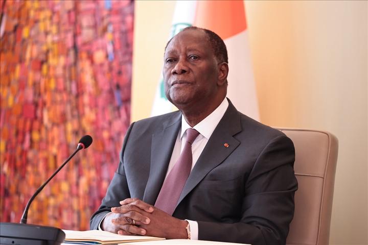 Image de Affaires Etrangères. Le président Alassane Ouattara annonce l'approbation des chefs d'État ouest-africains pour une intervention militaire imminente visant à rétablir l'ordre constitutionnel au Niger, où un coup d'État militaire a eu lieu récemment. Les détails de l'opération sont en cours d'élaboration, avec la Côte d'Ivoire, le Nigeria, le Bénin et d'autres pays prêts à contribuer. L'intervention dépendra de la réaction des putschistes, qui ont désormais la possibilité de quitter le pouvoir sans intervention militaire. Pour rappel, ces derniers refusent toute forme de négociation avec la CEDEAO.