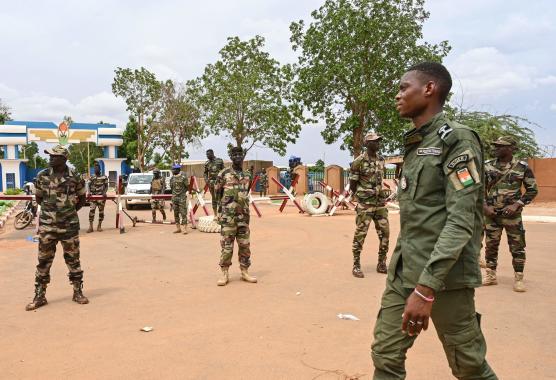 Image de Société. Une attaque de djihadistes près de la frontière entre le Niger et le Burkina Faso a coûté la vie à dix-sept soldats nigériens. Il s'agit de l'attaque la plus meurtrière depuis le coup d'État du 26 juillet renversant le président Mohamed Bazoum. L'armée nigérienne affirme avoir neutralisé plus d'une centaine de terroristes. Cependant, ette nouvelle attaque montre la fragilité sécuritaire dans la région du Sahel. Pensez-vous la junte au pouvoir parviendra à éradiquer ce problème ?