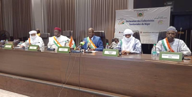 Image de Société. Les associations des collectivités territoriales du Niger ont exprimé leur soutien au Conseil national pour la sauvegarde de la patrie (CNSP) et ont salué sa décision de maintenir les organes des collectivités territoriales, à savoir les conseils régionaux et municipaux, en place. Ils ont également condamné les sanctions imposées au Niger par la CEDEAO et ont promis leur soutien aux actions annoncées par le CNSP pour assurer une transition réussie. L'Association des municipalités du Niger (AMN) et l'Association des régions du Niger (ARENI) représentent l'ensemble des collectivités territoriales du pays, y compris les régions, les villes à statut particulier et les communes urbaines et rurales. Que pensez-vous de ce soutien des Collectivités territoriales au CNSP ?