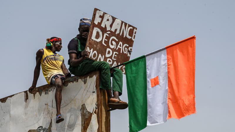 Image de Politique. Au Niger, des milliers de manifestants se rassemblent pour le troisième jour consécutif devant une base militaire abritant des soldats français à Niamey. Ces manifestations font suite à un coup d'État survenu fin juillet qui a vu le régime militaire prendre le pouvoir. Les manifestants scandent des slogans anti-français et expriment leur désir de voir les forces françaises quitter le pays. Le Niger accueille environ 1500 soldats français, engagés dans la lutte contre le terrorisme conformément à des accords bilatéraux. Cependant, les généraux au pouvoir ont récemment remis en question ces accords et exigé le retrait des troupes françaises. Les tensions ont également conduit à la révocation de l'immunité diplomatique de l'ambassadeur de France au Niger et à des appels à son expulsion. Quelle est votre analyse de la situation ?